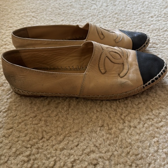 CHANEL Beige & Black LEATHER Cap Toe ESPADRILLE Slip On DESIGNER SHOES size 41 - Picture 4 of 7